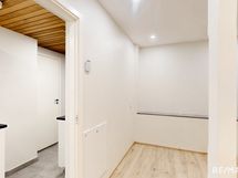 Alakerta | Porrasaula - näkymä kodinhoitohuoneeseen