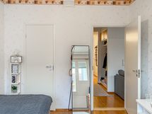 Kodin toinen vaatehuone sijaitsee makuuhuoneessa.