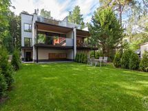 Takapihalle asennetaan vielä nurmikko