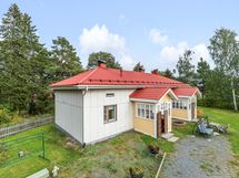 Asuinrakennus toisesta kulmasta