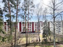 Kaikista ikkunoista on avarat sisäpihanäkymät, nämä ovat parvekkelta.