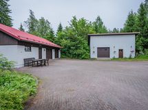 Pihalla autotalli sekä varasto