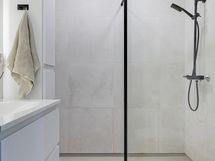 Olohuoneen yhteydessä on toinen kylpyhuone/ wc.