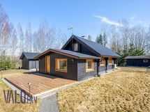 Olohuoneesta kulku aurinkoiselle terassille