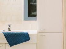 Yläkerran kylpyhuone on tilava