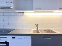 Mukavuutta arkeen tuovat nykyaikaiset kodinkoneet, kuten astianpesukone.