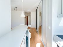 Näkymä keittiöstä eteisen suuntaan.