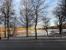 Talvimaisemaa keittiöstä