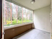 Parveke on täysin lasitettu.