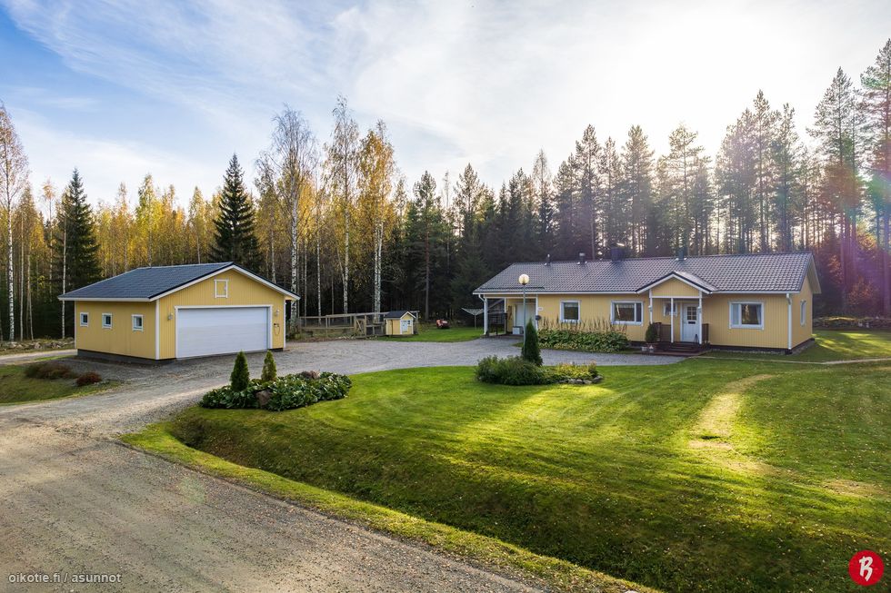 Pihapiiri tieltä päin katsottuna