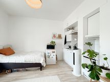 Huoneeseen mahtuu hyvin myös oleskelu ja ruokailutilaa.