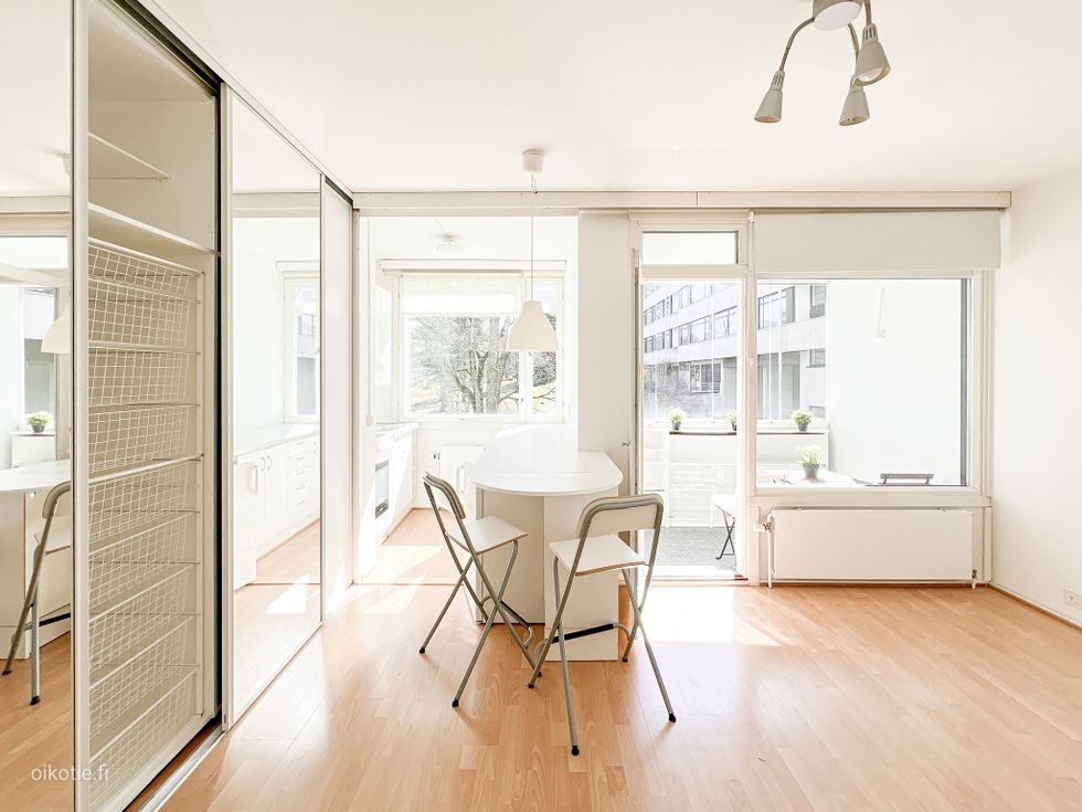 Tervetuloa tähän hyvä pohjaiseen ja erittäin valoisaan asuntoon!