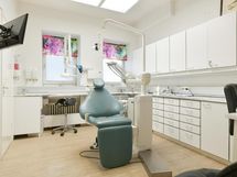 Huoneessa kaksi ikkunaa pihalle