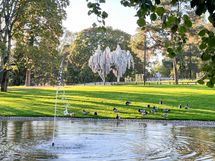 Lähellä niin Sibeliuksenpuisto kuin Töölönlahden ulkoilureitit.