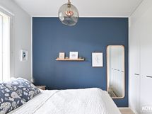 makuuhuoneessa koko seinän leveydeltä kaapistoja