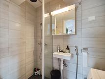 Kylpyhuone siistissä kunnossa. Pesukoneliitäntä: on.