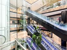 Asunnon edustalta pääset suoraan hissillä kauppakeskukseen!