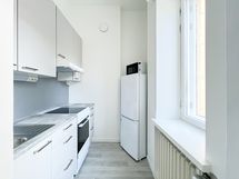 Keittokomeroon tulee valoa etelän suuntaisesta ikkunasta.