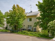 Julkisivu Pihlajatien puolelle.