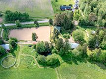Kenttä, talo, talli, pyöröaitaus, kuivuri, lato, tarhoja ja vähän laidunta ilmasta käsin