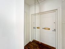 Eteisessä on säilytystilaa, samoin kuin ullakolla ja kellarissa.