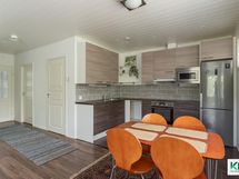 Pienemmän asunnon keittiö.