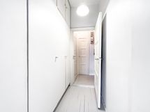 Säilytystilaa löytyy eteisen puolelta kaappien muodossa.