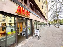 Alepaan kävelee n. minuutin. Bussit menevät vierestä.