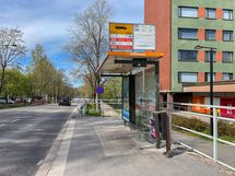 Bussipysäkit kulman takana.