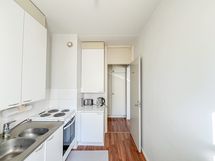 Erillinen keittiö, johon mahtuu pieni ruokapöytä.