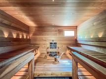 Taloyhtiössä on moderni ja viihtyisä saunaosasto. Yhtiössä myös mm. kuivaushuone ja välinevarasto.