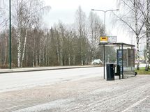 Lähin bussipysäkki heti talon edessä. Merituulentietä pitkin kulkee bussit tiuhaan tahtiin.