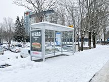 Bussipysäkki vain erittäin lyhyen kävelymatkan päässä.