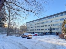 Yhtiön pysäköintialueella on sähkölatausmahdollisuus. Autopaikat vuokrataan jonotusjärjestyksessä.