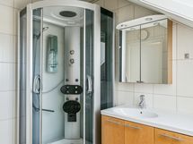 Yläkerran kylpyhuone