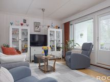 Olohuoneesta käynti parvekkeelle.