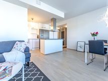 Olohuone ja ruokailutila yhtenäistä avaraa tilaa