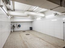 Autohallissa autonpesupaikka