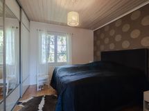 Makuuhuoneessa on hyvin säilytystilaa
