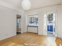 Parvekkeella voi nauttia iltapäiväkahvista ja auringonsäteistä.