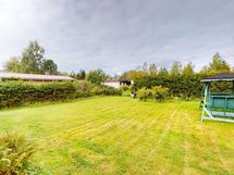 Suojaisa piha-alue kesäaikana