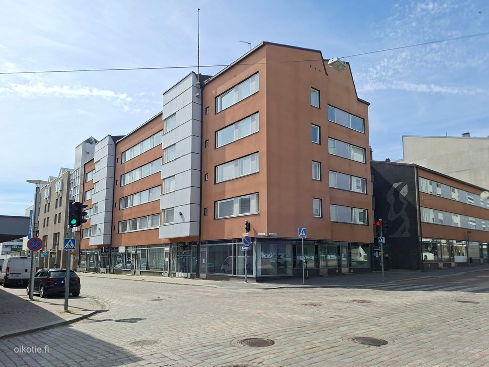 Julkisivu Hallituskadun ja Kasarmikadun kulmasta