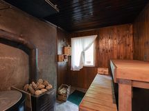Talousrakennuksen puulämmitteinen sauna