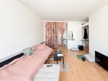 Säilytystilaa löytyy vaatehuoneesta, jonne on käynti eteisen yhteydestä.