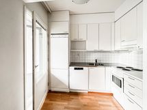 Ikkunallinen keittokomero on toimiva kokonaisuus, jossa hyvin kaappi- ja säilytystilaa.