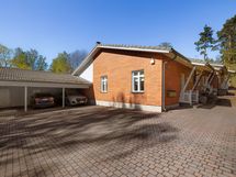 Jokaiselle huoneistolle kuuluu yksi autokatospaikka