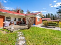 Näkymä piha-alueelta talon suuntaan