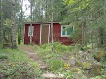 Rakennuksessa on puucee ja varastotiloja