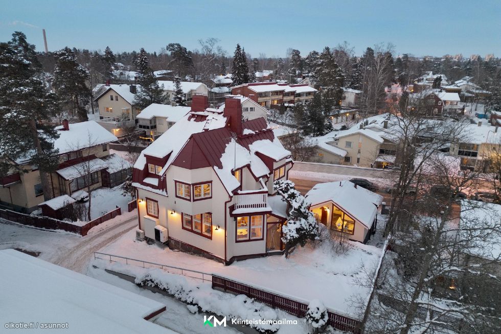 Jugendkaunotar Villa Tuglas sekä erillinen ateljé rakennus