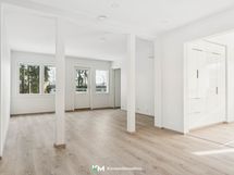 Keittiö sijaitsee kätevästi ruokailutilan vieressä.